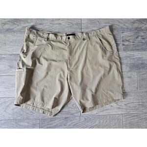 Men's Denali Walking Golf Shorts Size 50 Beige 5 Pockets Flat Front Stylish